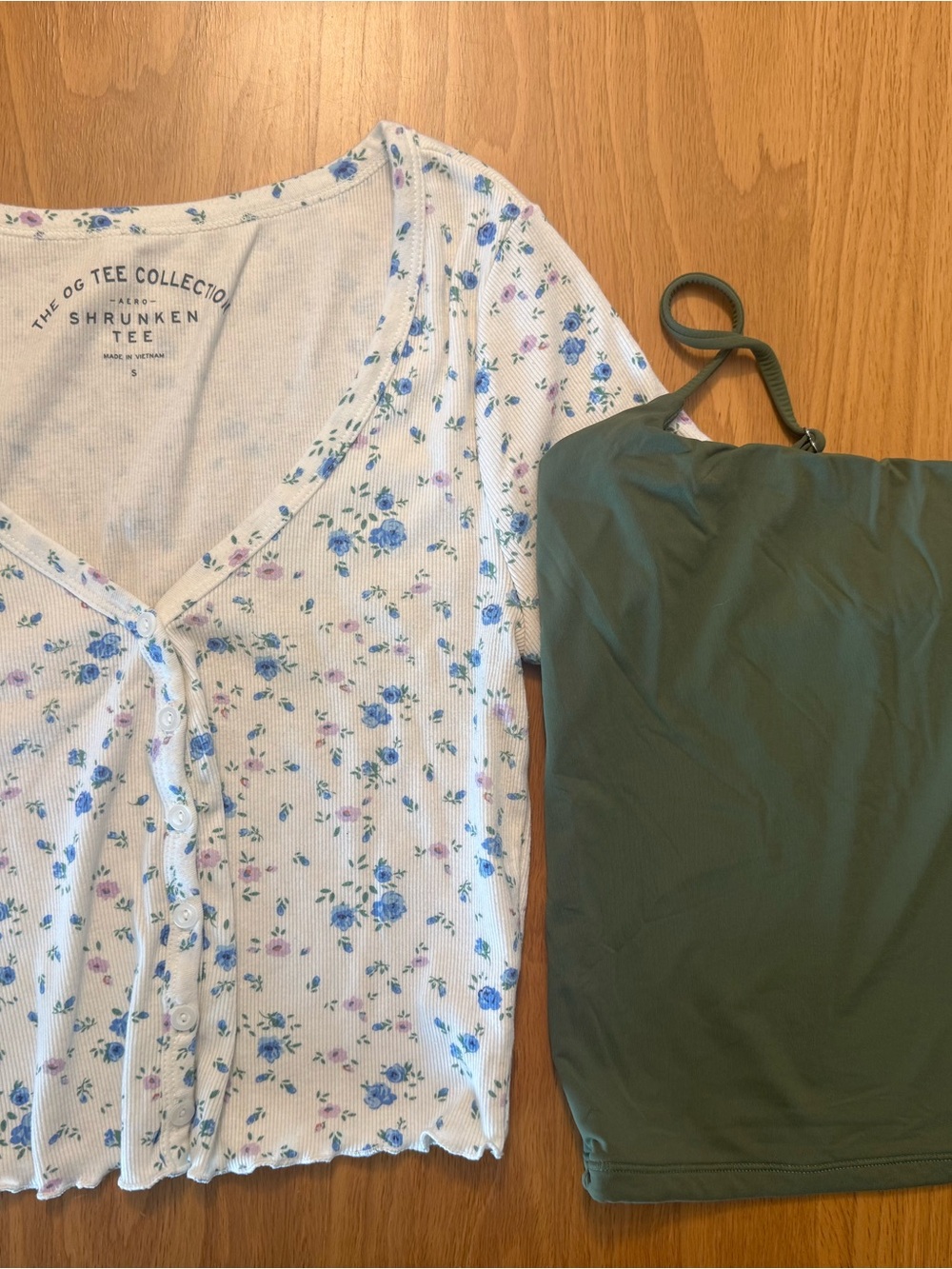 Assorted Women's cropped shirts in pink, purple, green, tan, white, grey, &black - Picture 5 of 8